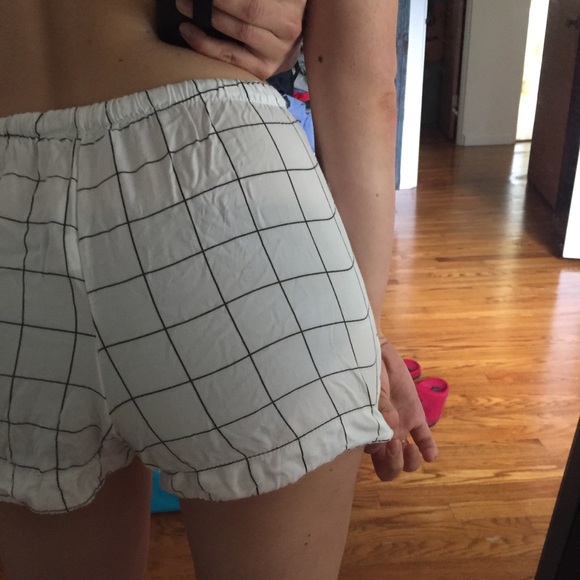 Brandy Melville eve grid high rise shorts white s - Picture 6 of 6